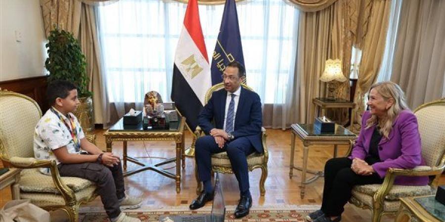 وزير الاتصالات يكرم الطفل مارتيروس مينا لتميزه العالمي في البرمجة والروبوتات