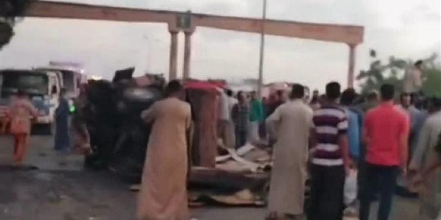 حالتا وفاة و17 مصابًا، اللقطات الأولى لانقلاب سيارة عمال بطريق السادات في المنوفية (فيديو)
