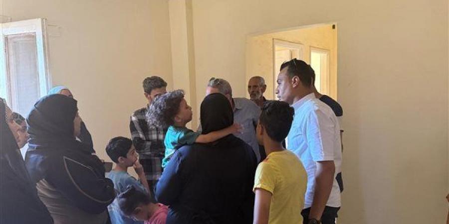 مش هنام غير لما أريحكوا، محافظ سوهاج يسلم وحدات سكنية للأسر المتضررة من انهيار منزل (صور)