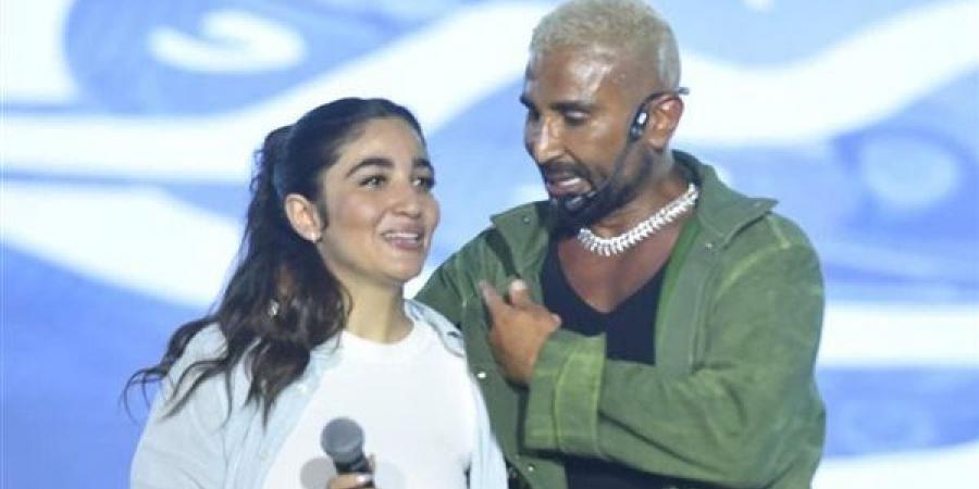 دويتو الأبناء يغزو الحفلات الغنائية، بنات النجوم يشاركن آباءهن وأمهاتهن أضواء المسرح (صور)