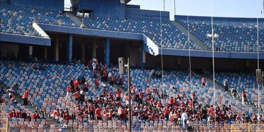 جماهير الأهلي تهاجم طاهر وكوكا وتطالب عموتة بإخراجهما أمام الشرقية إنبي (فيديو)