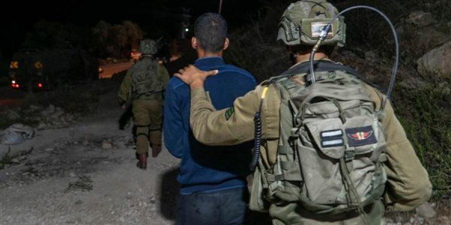 قوات الاحتلال الإسرائيلي تعتقل 11 فلسطينيا في الضفة الغربية.. والمستوطنون يواصلون اعتداءاتهم