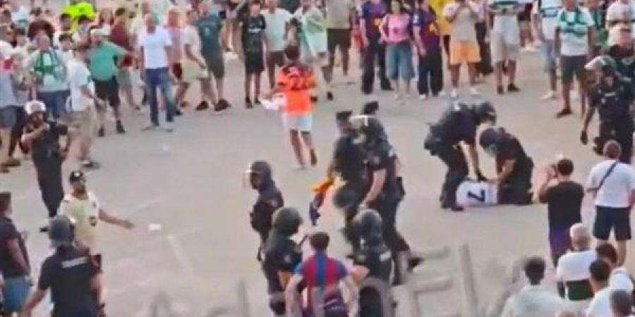 بسبب ضرب جماهيره، برشلونة يفتح النار على الشرطة الإسبانية (فيديو)