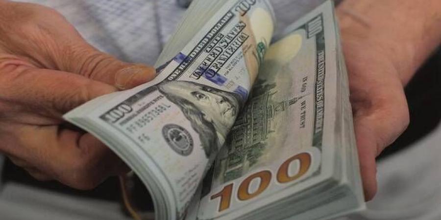 الدولار يتراجع قرب أدنى مستوياته بثلاثة أشهر وسط ضغوط مالية