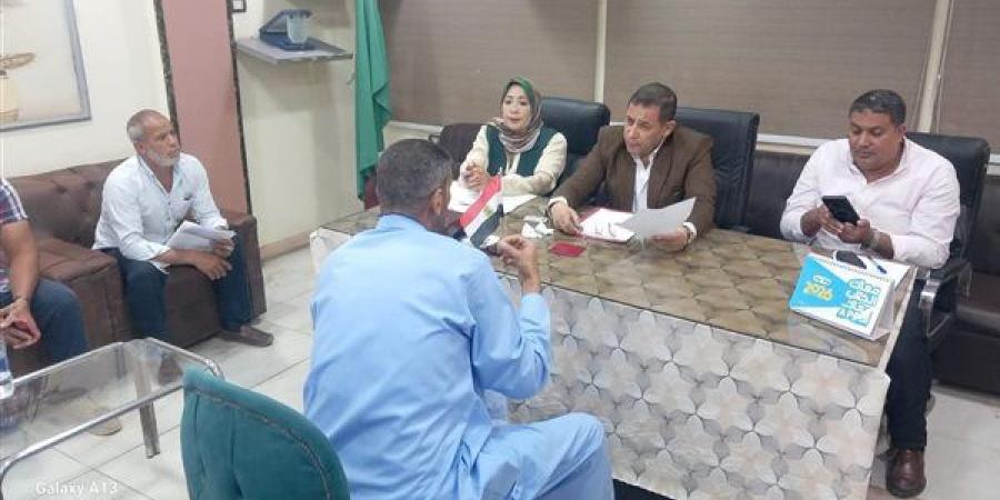 سكرتير عام مساعد الفيوم يبحث شكاوي وطلبات المواطنين بسنورس