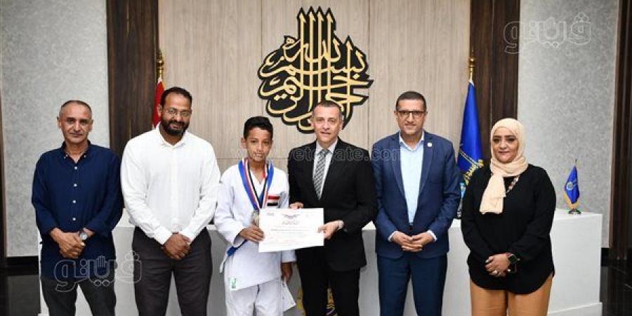 محافظ أسوان يكرّم بطل الجودو مازن محمد بعد فضية البطولة العربية