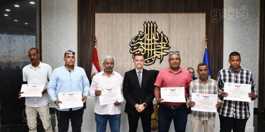 الأمانة في العمل تحمي حقوق المواطنين، محافظ أسوان يكرّم مفتشي "مياه الشرب"