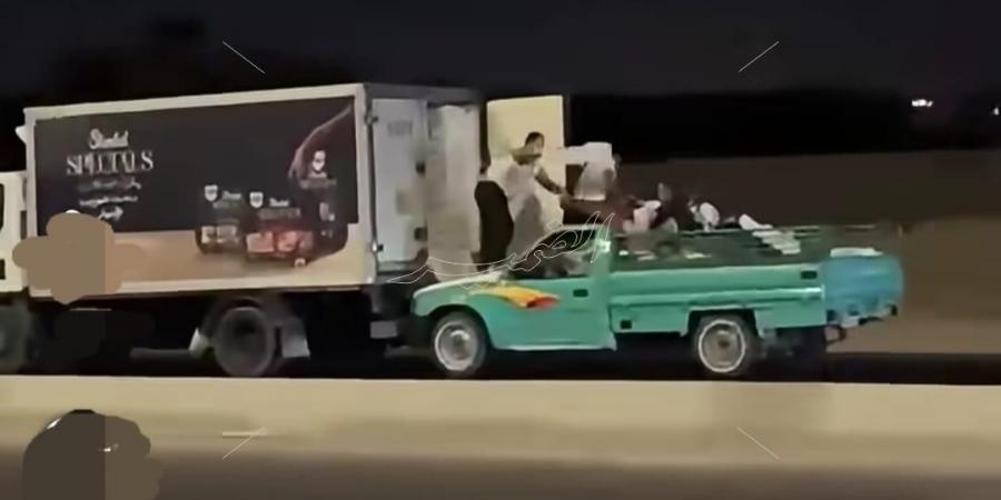 على طريقة الأفلام.. سرقة بضائع شاحنة بطريق سريع في مصر