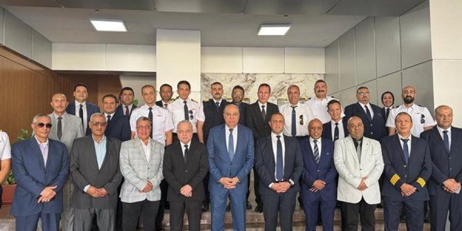 وزير الطيران يتابع التشغيل التجريبي للأنظمة الرادارية الحديثة ببرج المراقبة الجوية بمطار القاهرة