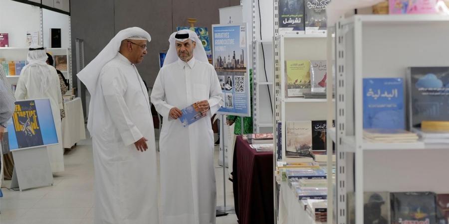 السفير القطري يزور المعرض