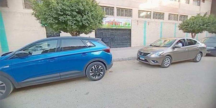 "كنت ببوسها بس".. ضبط شاب يقبل خطيبته داخل سيارة ومحام يكشف موقف القانون