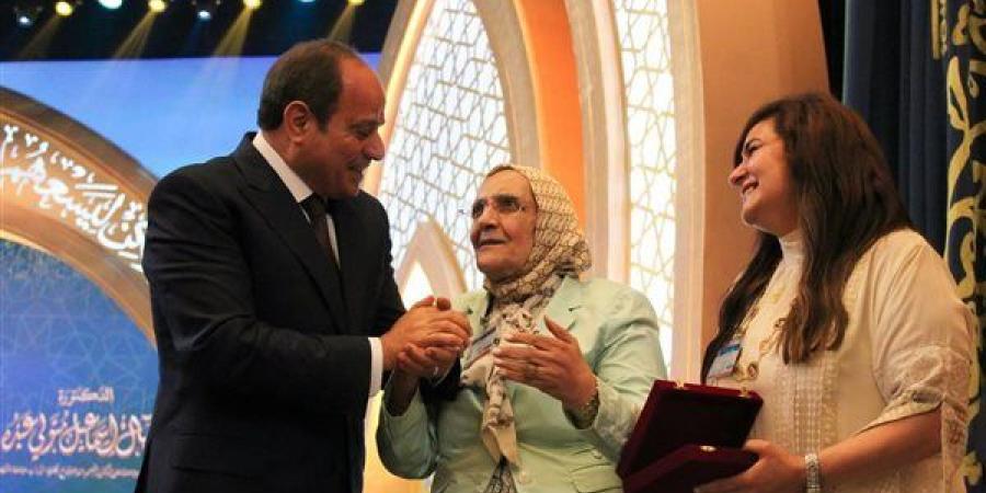فرحة وأحضان بين الرئيس السيسي وآمال الحاصلة على الدكتوراه في الـ 83 من عمرها