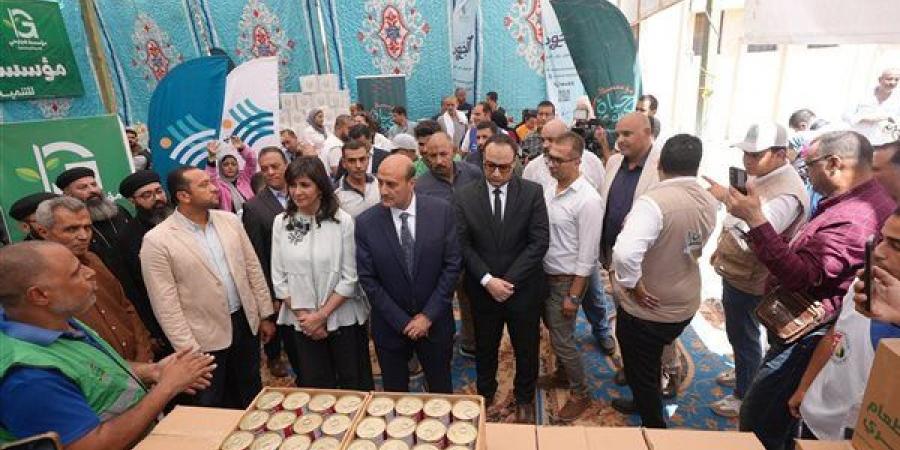 محافظ أسيوط ونبيلة مكرم يتفقدان قافلة "إيد واحدة" لدعم الأسر الأولى بالرعاية (فيديو)